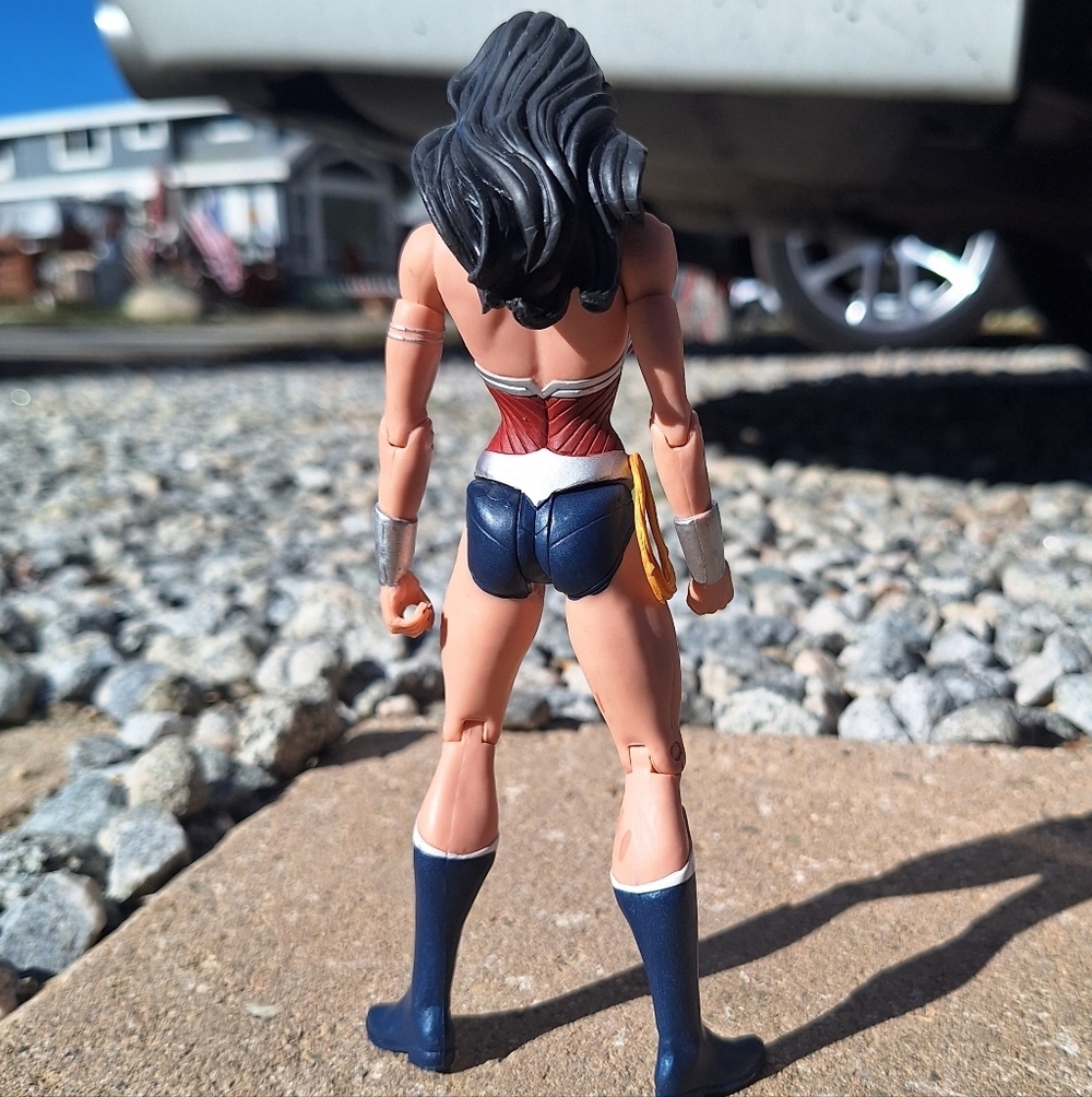 Wonder Woman Collectible Action Figure with Red & Silver Outfit DC Comics C05614 - Picture 3 of 12